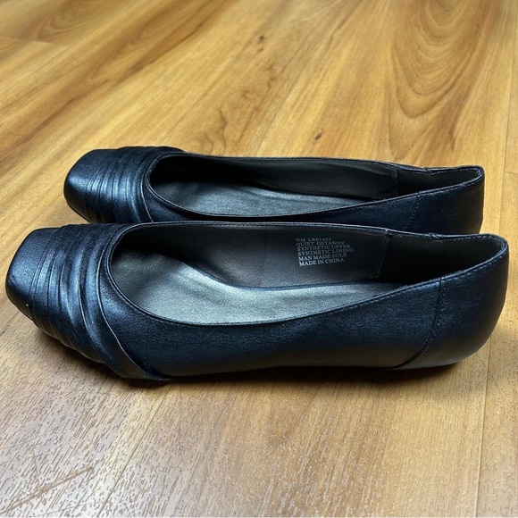 Reaction Kenneth Cole Women’s Elegant Black Loafers Size 7.5M - Picture 8 of 9